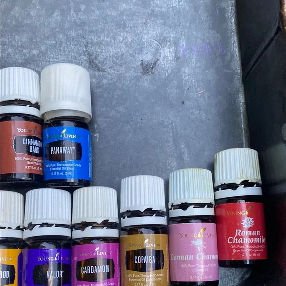 Essential Oil Collection with Assorted Colors YOUNG LIVING - Picture 5 of 5